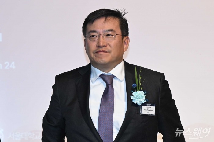 김남정 동원그룹 회장이 18일 오전 서울 관악구 서울대학교 호암교수회관에서 열린 '월드푸드테크포럼'에서 비전선포를 하기 위해 연단에 서 있다. 사진=강민석 기자 kms@newsway.co.kr