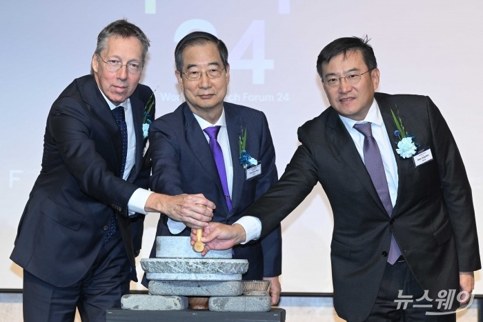 한덕수 국무총리가 18일 오전 서울 관악구 서울대학교 호암교수회관에서 열린 '월드푸드테크포럼'에서 비전선포를 한 뒤 내빈들과 기념촬영을 하고 있다. (왼쪽부터)페이터 반 데르 플리트 주한 네덜란드 대사관 대사, 한 국무총리, 김남정 동원그룹 회장. 사진=강민석 기자 kms@newsway.co.kr