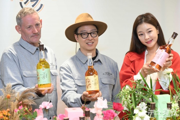 (오른쪽 두 번째)도정한 기원 위스키 대표이사와 (왼쪽 첫 번째)앤드류 샌드 위스키 생산자를 비롯한 모델이 19일 오전 서울 중구 보틀벙커 서울역점에서 '시그니처 라인 3종'을 소개하고 있다. 사진=강민석 기자 kms@newsway.co.kr