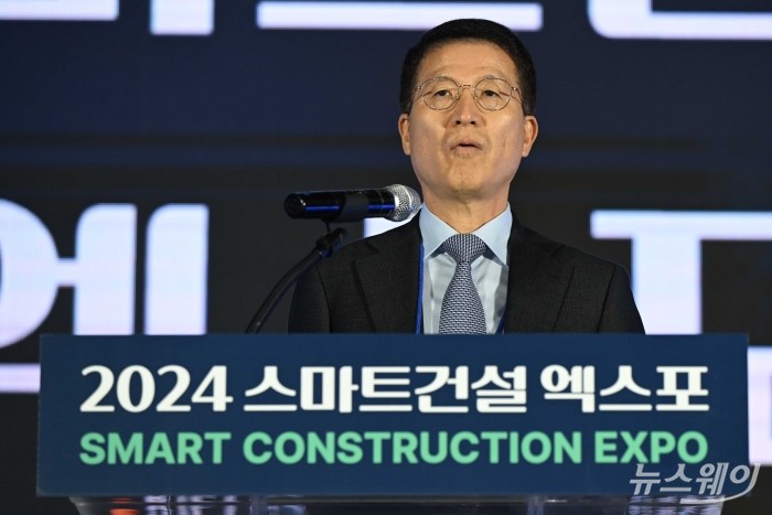 스마트건설 얼라이언스 의장으로 취임한 오세철 삼성물산 대표가 20일 오전 경기 고양시 킨텍스 제1전시장에서 열린 2024 스마트건설엑스포 개막식에서 취임사를 하고 있다. 사진=강민석 기자 kms@newsway.co.kr