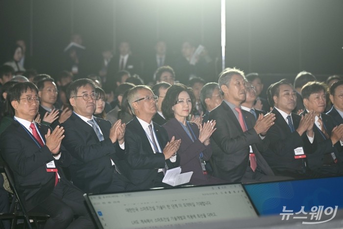 (왼쪽부터)박상우 국토교통부 장관, 맹성규 국토교통위원회 위원장, 정충기 대한토목학회장, 이진숙 충남대학교 교수, 한승구 대한건설협회장, 윤학수 대한전문건설협회장, 하명식 한국엔지니어링협회 수석부회장을 비롯한 내빈들이 20일 오전 경기 고양시 킨텍스 제1전시장에서 열린 2024 스마트건설엑스포 개막식에서 이한준 한국토지주택공사장의 환영사를 경청하던 중 박수를 치고 있다. 사진=강민석 기자 kms@newsway.co.kr