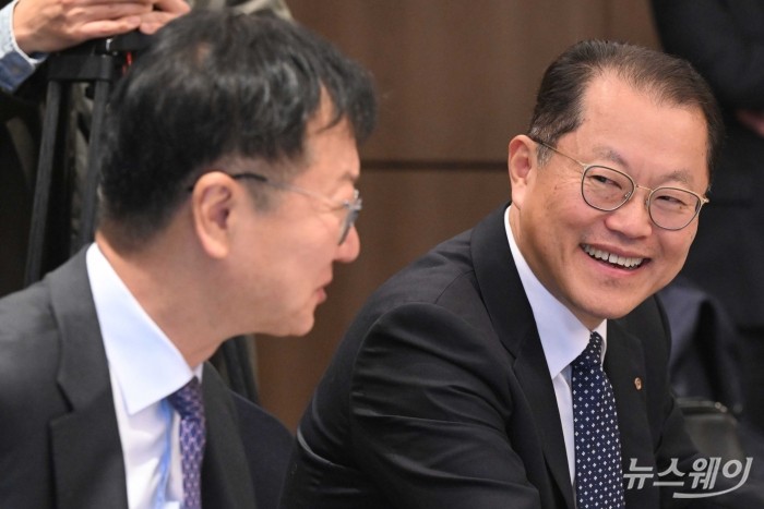 (오른쪽)김희철 한화오션 대표이사가 20일 오후 서울 중구 롯데호텔에서 열린 美 신정부 대비 조선업계 간담회에 참석해 최성안 삼성중공업 대표이사를 만나 대화하던 중 미소 짓고 있다. 사진=강민석 기자 kms@newsway.co.kr