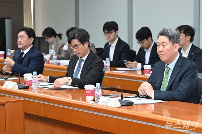 (오른쪽 첫 번째)서강현 현대제철 대표이사와 양영주 세아홀딩스 사장을 비롯한 내빈들이 22일 오전 서울 강남구 한국기술센터에서 열린 美 신정부 대비 철강업계 간담회에서 안덕근 산업통상자원부 장관의 모두발언을 경청하고 있다. 사진=강민석 기자 kms@newsway.co.kr