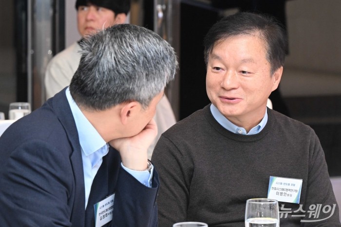 (오른쪽)이병인 한중시스템IC협력연구원장과 김정회 한국반도체산업협회 상근부회장이 26일 오전 서울 서초구 엘타워에서 열린 시스템·반도체 포럼에서 대화를 하고 있다. 사진=강민석 기자 kms@newsway.co.kr