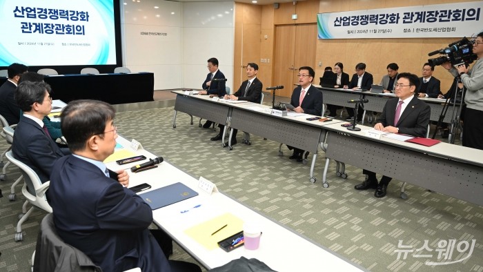 최상목 부총리 겸 기획재정부 장관이 27일 오전 경기 성남시 한국반도체산업협회에서 열린 산업경쟁력강화 관계장관회의에서 모두발언을 하고 있다. 사진=강민석 기자 kms@newsway.co.kr