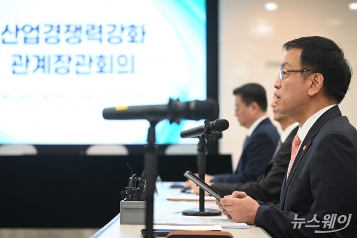 최상목 부총리 겸 기획재정부 장관이 27일 오전 경기 성남시 한국반도체산업협회에서 열린 산업경쟁력강화 관계장관회의에서 모두발언을 하고 있다. 사진=강민석 기자 kms@newsway.co.kr