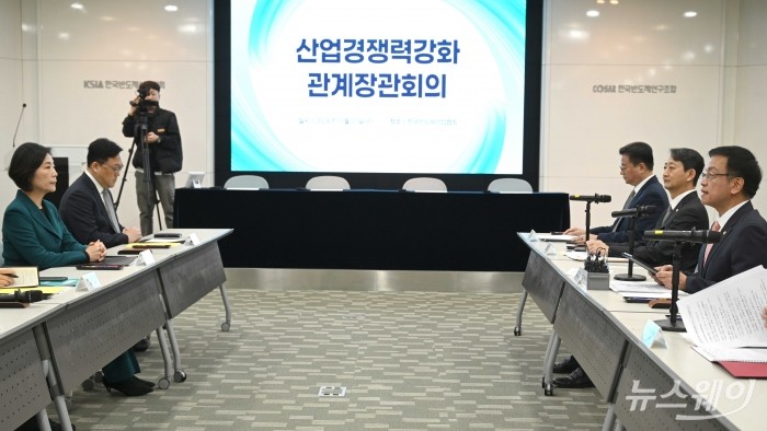 (오른쪽 첫 번째)최상목 부총리 겸 기획재정부 장관이 27일 오전 경기 성남시 한국반도체산업협회에서 열린 산업경쟁력강화 관계장관회의에서 모두발언을 하고 있다. 사진=강민석 기자 kms@newsway.co.kr
