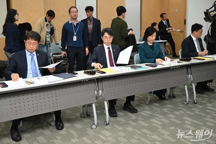 (오른쪽 첫 번째부터)박상우 국토교통부 장관과 김완섭 환경부 장관, 오영주 중소벤처기업부 장관, 김주현 금융위원회 위원장이 27일 오전 경기 성남시 한국반도체산업협회에서 열린 산업경쟁력강화 관계장관회의에 참석해 자료를 살펴보고 있다. 사진=강민석 기자 kms@newsway.co.kr