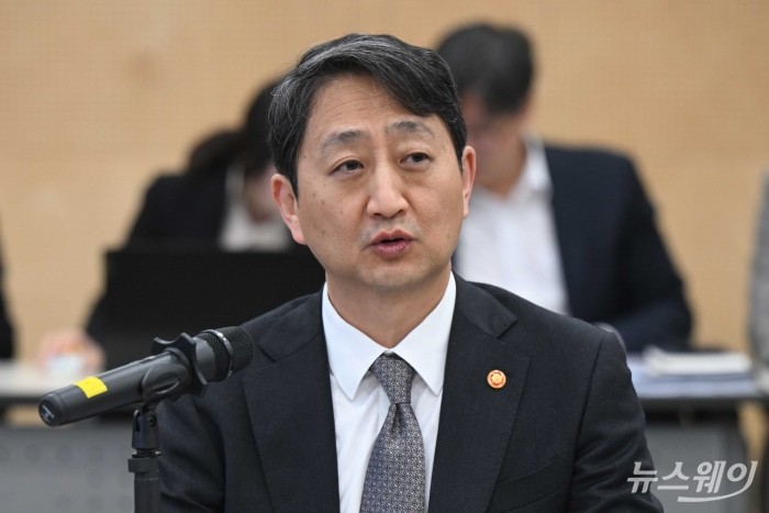 안덕근 산업통상자원부 장관이 27일 오전 경기 성남시 한국반도체산업협회에서 열린 산업경쟁력강화 관계장관회의에서 모두발언을 하고 있다. 사진=강민석 기자 kms@newsway.co.kr