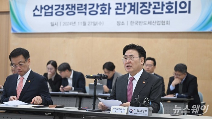 유상임 과학기술정보통신부 장관이 27일 오전 경기 성남시 한국반도체산업협회에서 열린 산업경쟁력강화 관계장관회의에서 모두발언을 하고 있다. 사진=강민석 기자 kms@newsway.co.kr