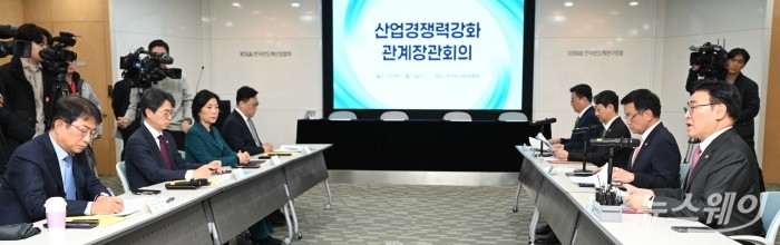 (오른쪽 첫 번째)유상임 과학기술정보통신부 장관이 27일 오전 경기 성남시 한국반도체산업협회에서 열린 산업경쟁력강화 관계장관회의에서 모두발언을 하고 있다. 사진=강민석 기자 kms@newsway.co.kr