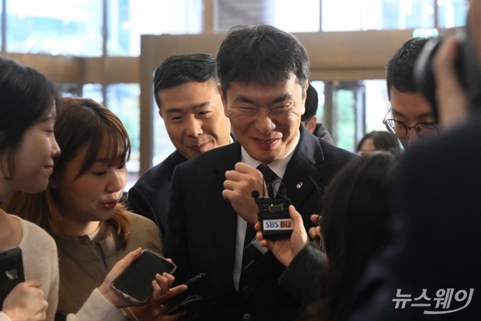 이복현 금융감독원장이 28일 오전 서울 중구 뱅커스클럽에서 열린 은행지주 이사회 의장 간담회에 참석하기 위해 간담회장으로 이동하던 중 취재진의 질문을 경청한 뒤 미소짓고 있다. 사진=강민석 기자 kms@newsway.co.kr