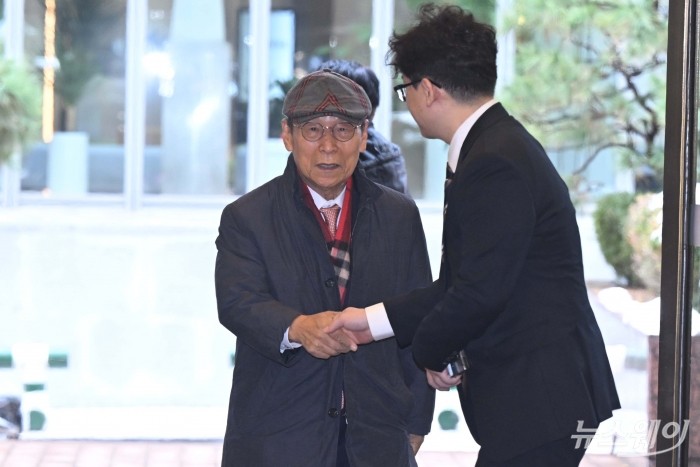최용호 DGB금융지주 이사회 의장이 28일 오전 서울 중구 뱅커스클럽에서 열린 은행지주 이사회 의장 간담회에 참석하기 위해 간담회장으로 이동하고 있다. 사진=강민석 기자 kms@newsway.co.kr