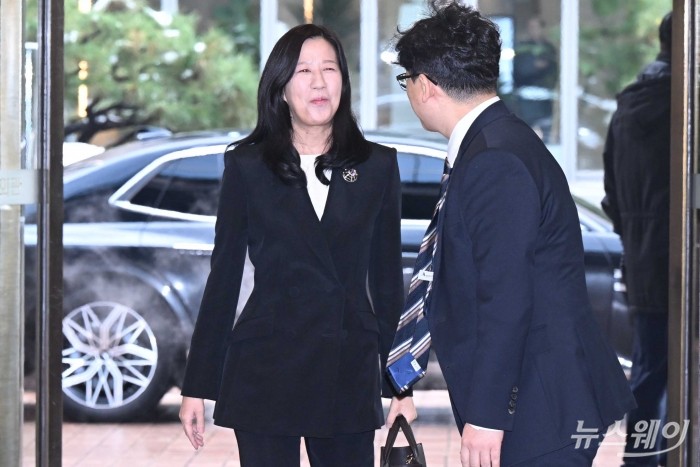 윤재원 신한금융지주 이사회 의장이 28일 오전 서울 중구 뱅커스클럽에서 열린 은행지주 이사회 의장 간담회에 참석하기 위해 간담회장으로 이동하고 있다. 사진=강민석 기자 kms@newsway.co.kr