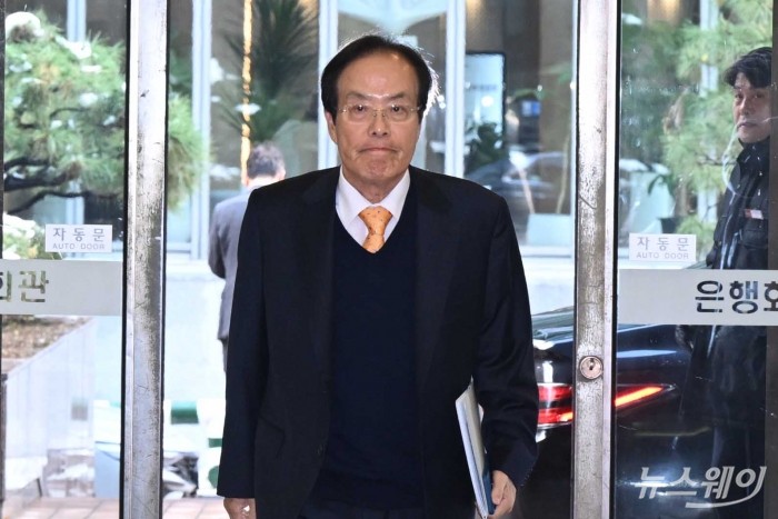 최용호 DGB금융지주 이사회 의장이 28일 오전 서울 중구 뱅커스클럽에서 열린 은행지주 이사회 의장 간담회에 참석하기 위해 간담회장으로 이동하고 있다. 사진=강민석 기자 kms@newsway.co.kr