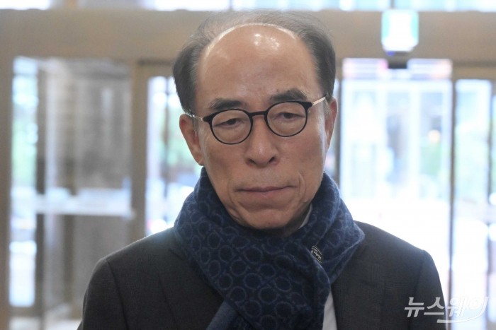 이종백 NH농협금융지주 이사회 의장이 28일 오전 서울 중구 뱅커스클럽에서 열린 은행지주 이사회 의장 간담회에 참석하기 위해 간담회장으로 이동하고 있다. 사진=강민석 기자 kms@newsway.co.kr