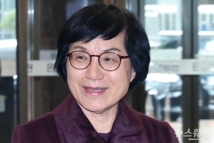 권선주 KB금융지주 이사회 의장이 28일 오전 서울 중구 뱅커스클럽에서 열린 은행지주 이사회 의장 간담회에 참석하기 위해 간담회장으로 이동하고 있다. 사진=강민석 기자 kms@newsway.co.kr