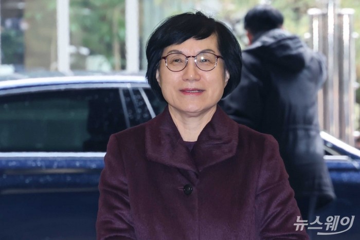 권선주 KB금융지주 이사회 의장이 28일 오전 서울 중구 뱅커스클럽에서 열린 은행지주 이사회 의장 간담회에 참석하기 위해 간담회장으로 이동하고 있다. 사진=강민석 기자 kms@newsway.co.kr