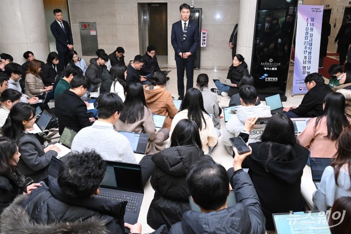 이복현 금융감독원장이 28일 오후 서울 중구 뱅커스클럽에서 열린 은행지주 이사회 의장 간담회를 마친 뒤 취재진과 만나 질문에 답변하고 있다. 사진=강민석 기자 kms@newsway.co.kr