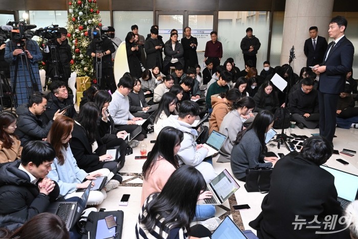 이복현 금융감독원장이 28일 오후 서울 중구 뱅커스클럽에서 열린 은행지주 이사회 의장 간담회를 마친 뒤 취재진과 만나 질문에 답변하고 있다. 사진=강민석 기자 kms@newsway.co.kr