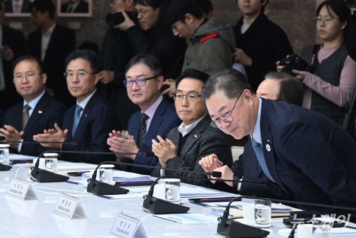 진성준 더불어민주당 정책위원회 의장이 29일 오전 서울 중구 대한상공회의소에서 열린 '주식시장 활성화 TF' 경제계 간담회에서 허리 숙여 인사하고 있다. 사진=강민석 기자 kms@newsway.co.kr