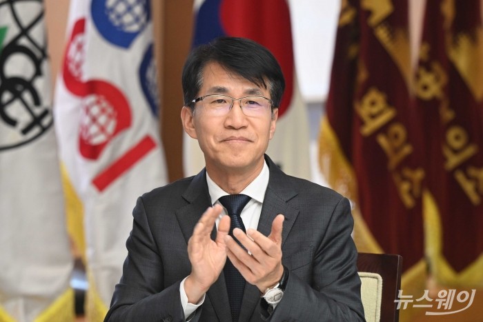 김동욱 현대차 부사장이 29일 오전 서울 중구 대한상공회의소에서 열린 '주식시장 활성화 TF' 경제계 간담회에 참석해 박수를 치고 있다. 사진=강민석 기자 kms@newsway.co.kr