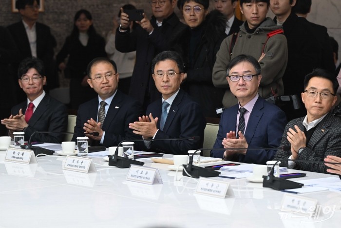 (왼쪽부터)김준만 코스닥협회 본부장, 강형덕 중소기업중앙회 경영기획본부장, 박성환 무역협회 무역진흥본부장, 정우용 한국상장회사협의회 부회장 이호준 한국중견기업연합회 상근부회장이 29일 오전 서울 중구 대한상공회의소에서 열린 '주식시장 활성화 TF' 경제계 간담회에 참석해 박수를 치고 있다. 사진=강민석 기자 kms@newsway.co.kr