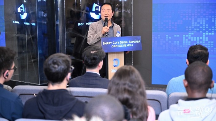 강요식 서울디지털재단 이사장이 29일 오후 서울 마포구 에스플렉스센터에서 열린 '제13회 스마트시티 서울 세미나'에서 환영사를 하고 있다. 사진=강민석 기자 kms@newsway.co.kr