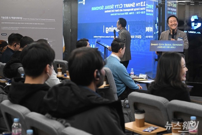 강요식 서울디지털재단 이사장이 29일 오후 서울 마포구 에스플렉스센터에서 열린 '제13회 스마트시티 서울 세미나'에서 환영사를 하고 있다. 사진=강민석 기자 kms@newsway.co.kr