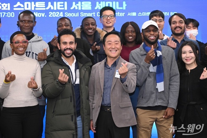 (앞 줄 오른쪽 세 번째)강요식 서울디지털재단 이사장을 비롯한 참석자들이 29일 오후 서울 마포구 에스플렉스센터에서 열린 '제13회 스마트시티 서울 세미나'에서 기념촬영을 하고 있다. 사진=강민석 기자 kms@newsway.co.kr
