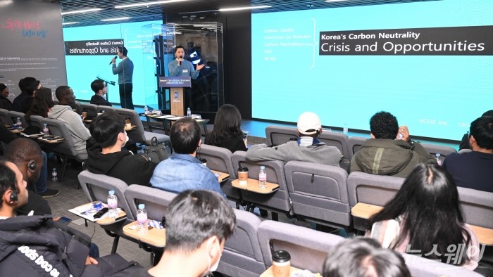 김정석 에코투 대표가 29일 오후 서울 마포구 에스플렉스센터에서 열린 '제13회 스마트시티 서울 세미나'에서 '대한민국 탄소중립 위기와 기회' 주제로 발표를 하고 있다. 사진=강민석 기자 kms@newsway.co.kr