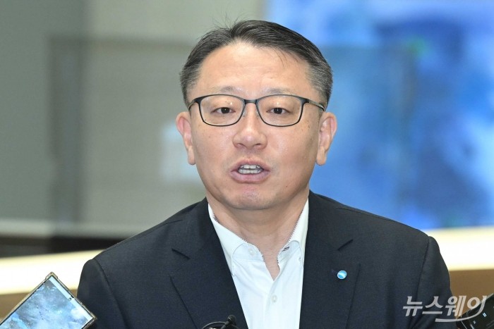 차기 우리은행장 후보자로 내정된 정진완 우리은행 중소기업그룹 부행장이 2일 오전 서울 중구 우리은행 본점으로 출근을 하던 중 취재진의 질문에 답변하고 있다. 사진=강민석 기자 kms@newsway.co.kr