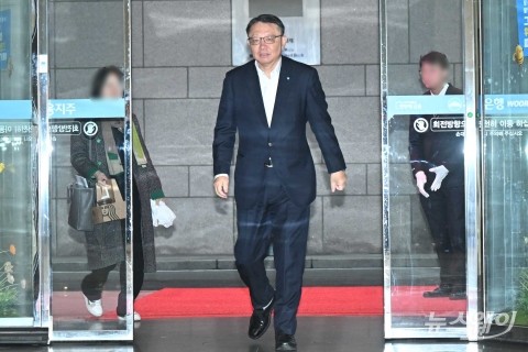 우리은행 본점 출근하는 정진완 차기 후보자