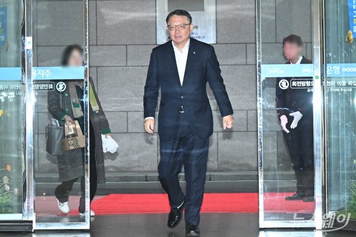 차기 우리은행장 후보자로 내정된 정진완 우리은행 중소기업그룹 부행장이 2일 오전 서울 중구 우리은행 본점으로 출근을 하고 있다. 사진=강민석 기자 kms@newsway.co.kr