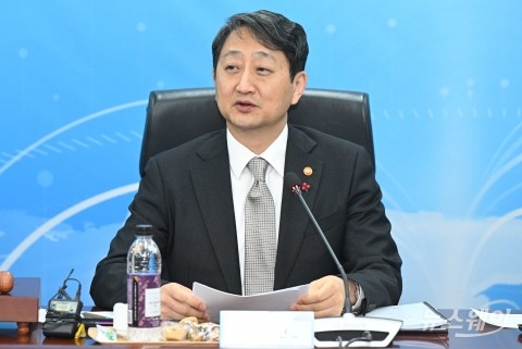 대왕고래 시추선 부산외항 입항...동해심해 가스전 시추 본격 시작