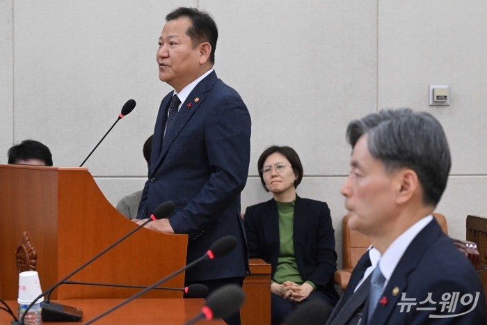 이상민 행정안전부 장관이 5일 오전 서울 여의도 국회 행정안전위원회 전체회의에서 열린 '비상계엄 선포 경과 및 경찰 병력 동원에 관한 현안질의'에 출석해 기관보고를 하고 있다. 사진=강민석 기자 kms@newsway.co.kr