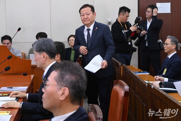 이상민 행정안전부 장관이 5일 오전 서울 여의도 국회 행정안전위원회 전체회의에서 열린 '비상계엄 선포 경과 및 경찰 병력 동원에 관한 현안질의'에 출석해 기관보고를 마친 뒤 자리로 이동하고 있다. 사진=강민석 기자 kms@newsway.co.kr