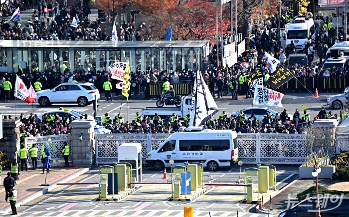 윤석열 대통령 탄핵소추안 본회의 표결일인 7일 오후 서울 여의도 국회 앞에서 대통령 퇴진을 요구하는 촛불집회가 진행되고있다. 사진=이수길 기자 Leo2004@newsway.co.kr