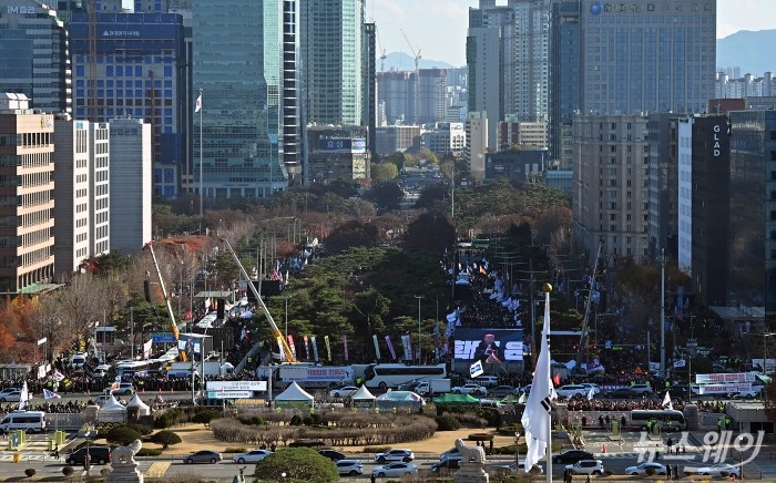 윤석열 대통령 탄핵소추안 본회의 표결일인 7일 오후 서울 여의도 국회 앞에서 대통령 퇴진을 요구하는 촛불집회가 진행되고있다. 사진=이수길 기자 Leo2004@newsway.co.kr