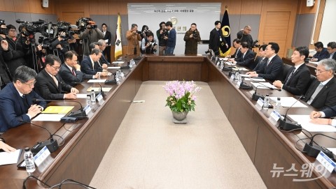 점점회의나선 금융당국과 금융계 &quot;금융 안정 책무 다할 것&quot;