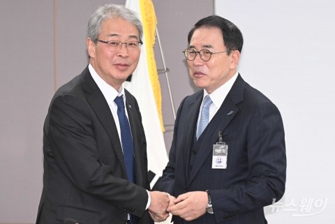 '금융 점검회의'참석해 인사하는 금융지주 회장들