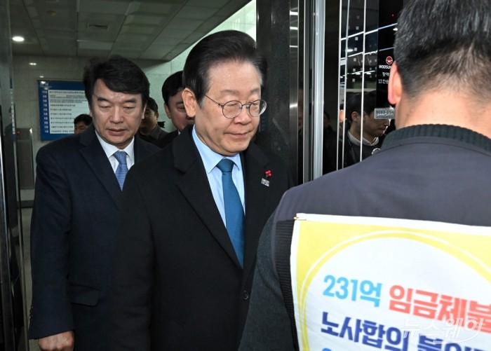 더불어민주당 이재명 대표가 진성준 정책위 의장을 비롯한 의원들과 함께 9일 오후 서울 용산구 철도회관 전국철도노동조합 사무실에 현장 방문하고 있다. 사진=이수길 기자 Leo2004@newsway.co.kr
