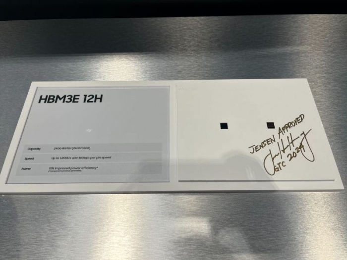 2024년에 열린 GTC 행사에서 젠슨 황 엔비디아 CEO가 삼성전자 부스를 방문해 HBM3E에 '승인'이라는 사인을 남겼다. 사진=한진만 삼성전자 파운드리 사업부장 사장 SNS 캡쳐