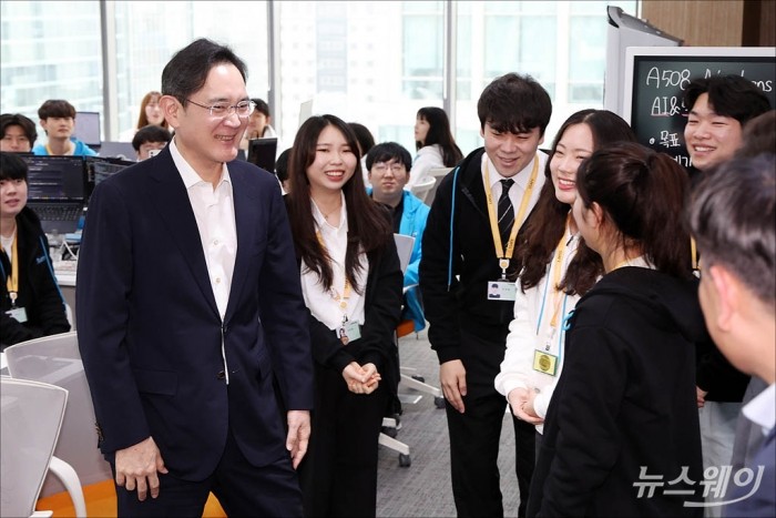 이재용 삼성전자 회장이 서울 강남구 역삼동 삼성 청년 소프트웨어 아카데미(SSAFY)에서 열린 '청년 취업 지원 현장 간담회'를 마친 뒤 아카데미를 둘러보며 청년들과 대화를 하고 있다. 사진=이수길 기자 Leo2004@newsway.co.kr