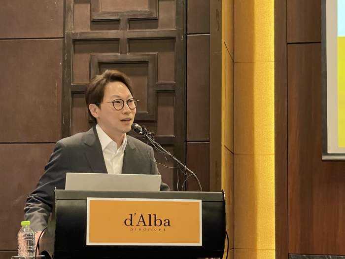 반성연 달바글로벌 대표가 30일 오전 서울 여의도 콘래드호텔에서 열린 기업공개(IPO) 간담회에서 기업설명을 진행하고 있다. 사진=백초희 기자