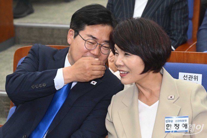 박찬대 더불어민주당 대표 직무대행 겸 원내대표와 한정애 원내대표선거관리위원회 위원장이 13일 오후 서울 여의도 국회 본관 제4회의장에서 열린 제2기 원내대표 선출 의원총회에서 귀엣말을 하고 있다. 사진=강민석 기자 kms@newsway.co.kr