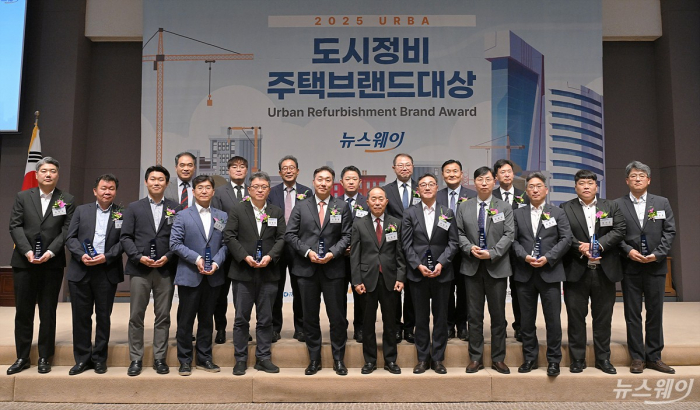 김헌정 국토교통부 주택정책관이 25일 오후 서울 중구 한국프레스센터에서 열린 '2025 도시정비 주택브랜드대상' 시상식에서 수상자들과 함께 기념촬영을 하고 있다. (왼쪽부터) 수도권 종합대상 부문 박상우 국토교통부 장관상을 수상한 도정훈 대우건설 주택건축사업담당 상무, 김 국토부 주택정책관, 비수도권 종합대상 부문 박 국토부 장관상을 수상한 이상의 GS건설 건축주택 도시정비사업 부문장. 사진=이수길 기자 Leo2004@newsway.co.kr