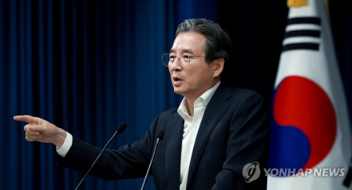김용범 대통령실 정책실장이 서울 용산 대통령실 청사에서 취재진의 질문에 답하고 있다. 사진=연합뉴스