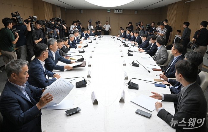 김정관 산업통상자원부 장관이 지난 4일 오전 서울 중구 대한상공회의소 EC룸에서 열린 대미 통상 전략 라운드테이블에서 발언 하고 있다. 사진=이수길 기자 Leo2004@newsway.co.kr