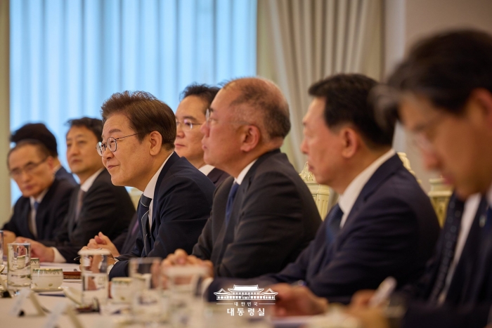 이재명 대통령과 또 럼 베트남 공산당 서기장의 정상회담을 기념하는 국빈 만찬이 2025년 8월 11일 서울 용산 대통령실에서 열렸다. 이 자리에는 한국의 4대 그룹 총수를 비롯한 주요 경제 단체장이 대거 참석했다. 사진=대통령실 제공